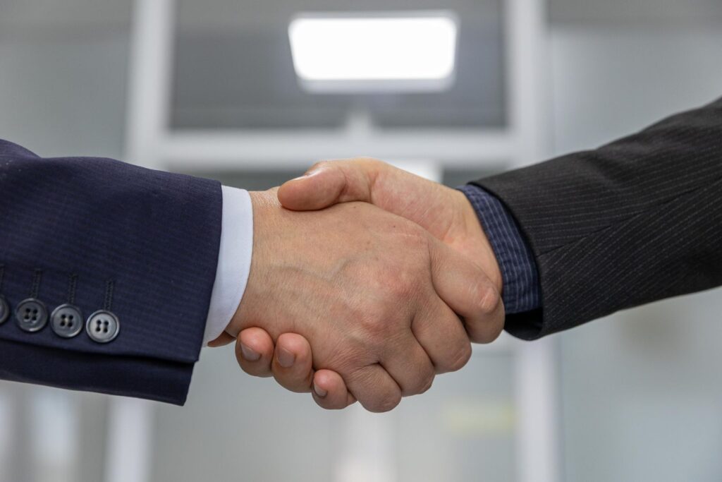 Two business people shaking hands, the kind of real partnership that earns links naturally